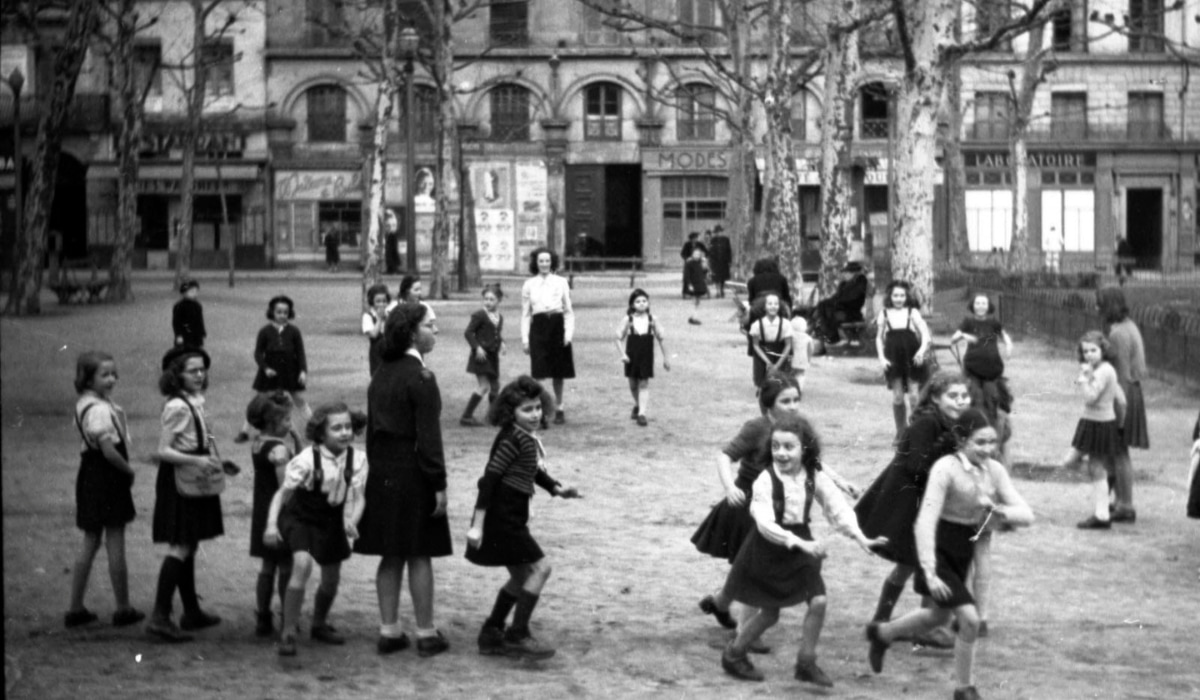 Fillettes jouant place Morand Lyon 1946