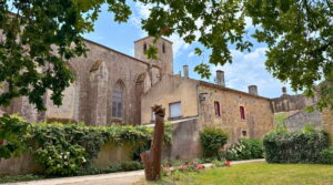 Église Saint-Hilaire et sculpture à Foussais-Payré dans le Marais poitevin