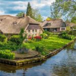 Giethoorn, ses canaux et ses belles maisons aux toits de chaume