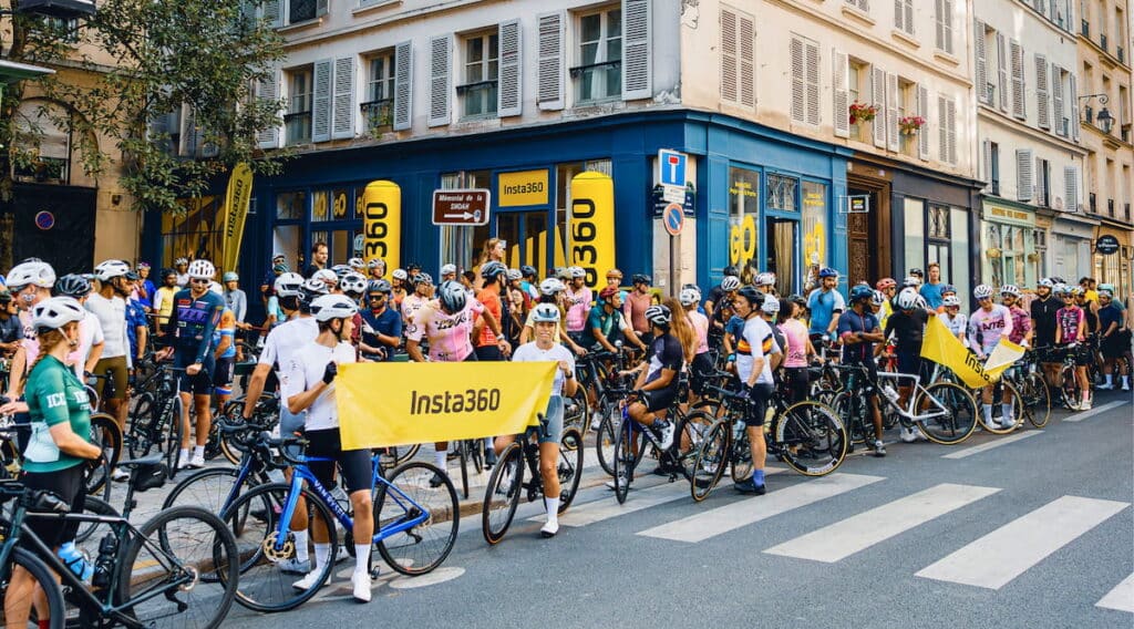 Des cyclistes réunis devant le pop-up Insta360 à Paris à l’occasion du Tour de France 2026