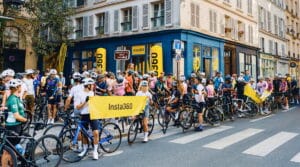 Des cyclistes réunis devant le pop-up Insta360 à Paris à l’occasion du Tour de France 2026
