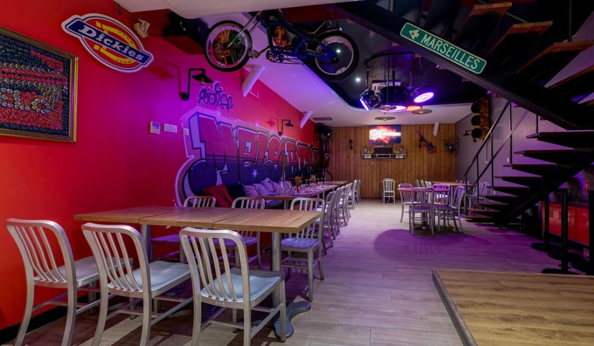 Intérieur du bar Le Mélo au Cours Julien