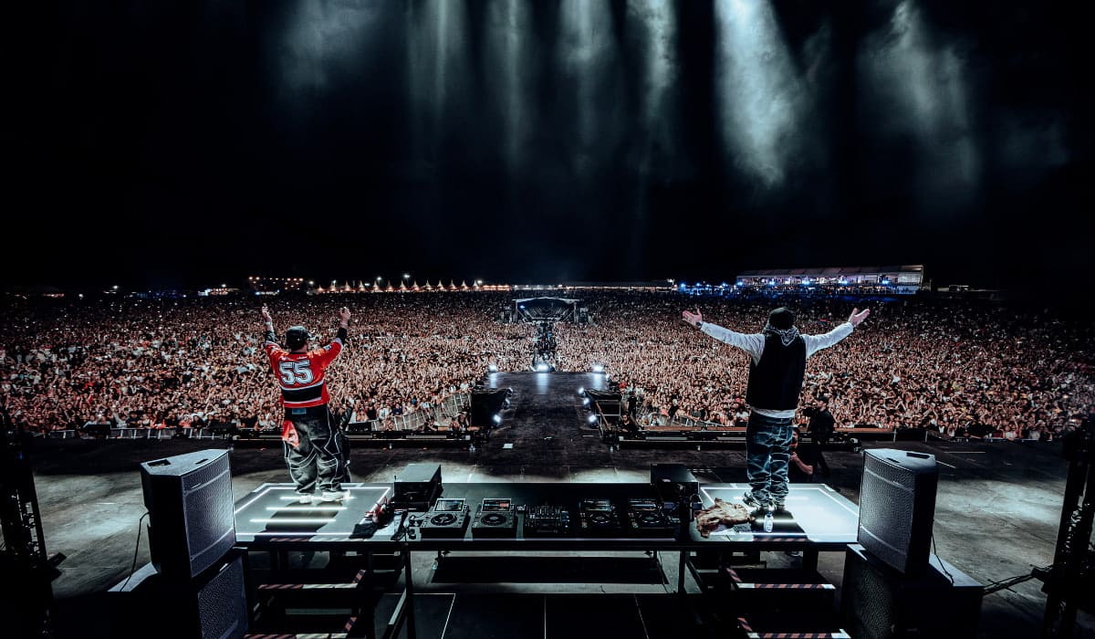 Performance de Pandemonium et foule aux Ardentes 2026