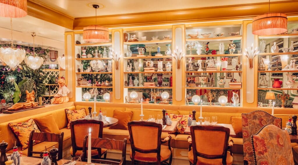 Salle colorée du restaurant italien Libertino à Paris
