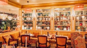 Salle colorée du restaurant italien Libertino à Paris