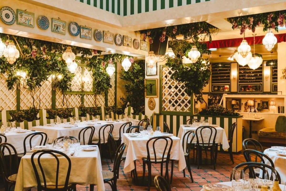 Salle du restaurant italien Libertino à Paris avec décoration végétale