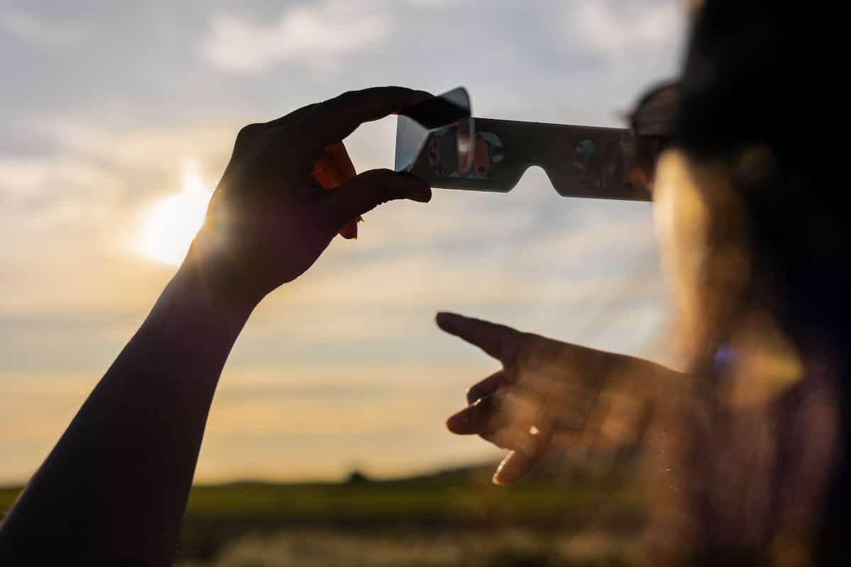 Observation d’une éclipse solaire avec des lunettes spéciales de protection