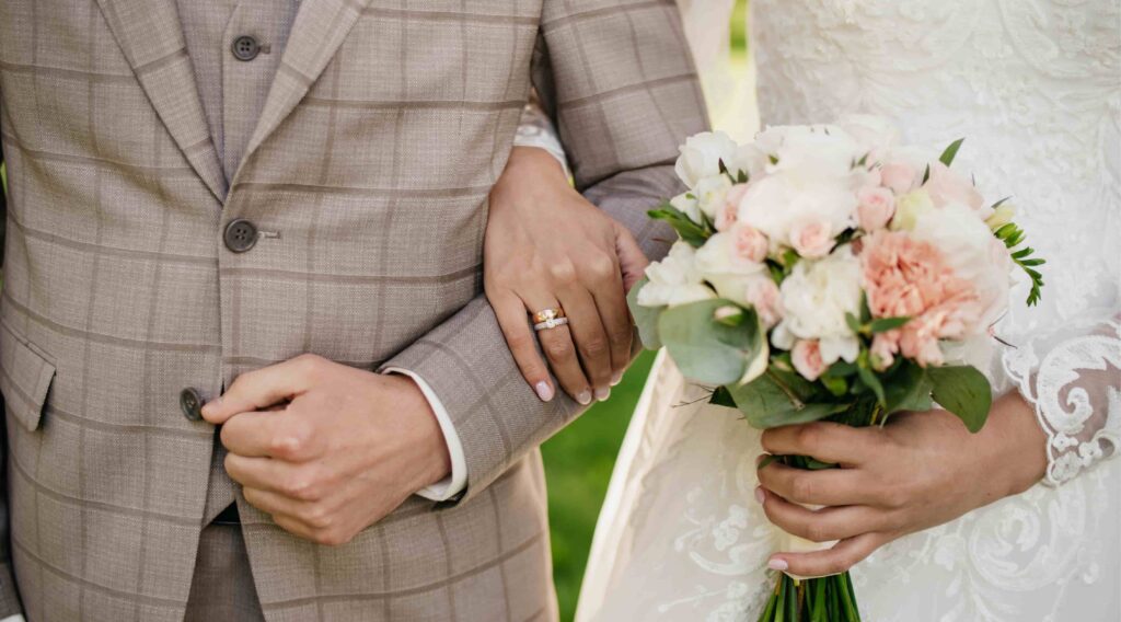 Deux mains enlacées avec une bague de fiançailles