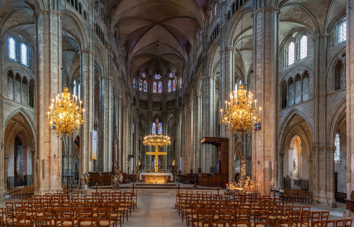 Vue panoramique de la nef de la cathédrale Saint-Étienne de Bourges
