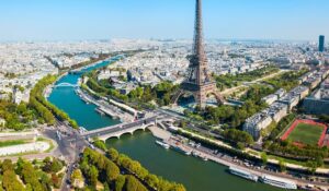 Paris sous le soleil de l'été : vue sur la tour Eiffel