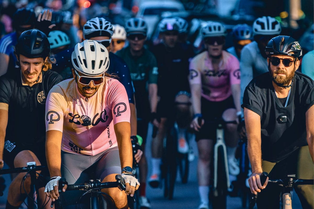 Un groupe de cyclistes équipés de caméras Insta360 roule en peloton dans Paris