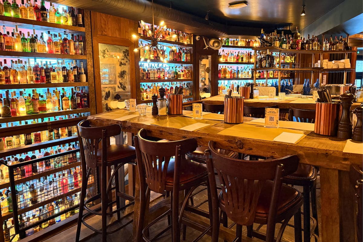 Bar de Pizzeria Popolare à Paris avec ses étagères de bouteilles