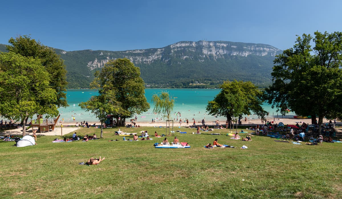 Plage du Sougey au bord du lac d’Aiguebelette