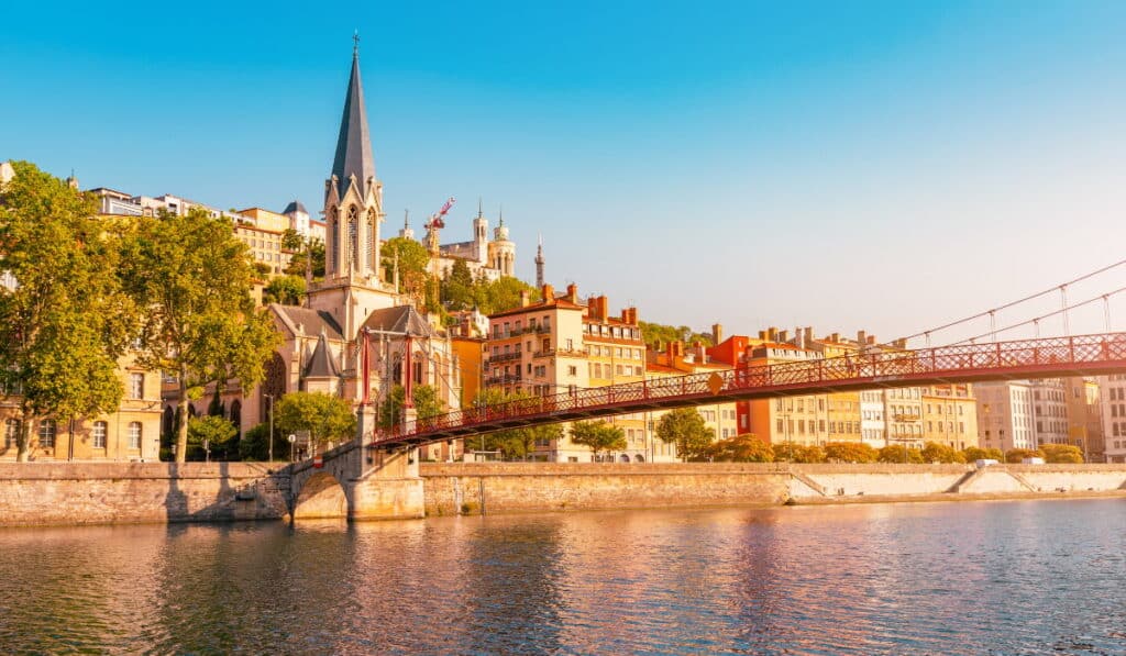 Pont Saint-Georges et église à Lyon au matin
