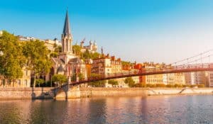 Pont Saint-Georges et église à Lyon au matin
