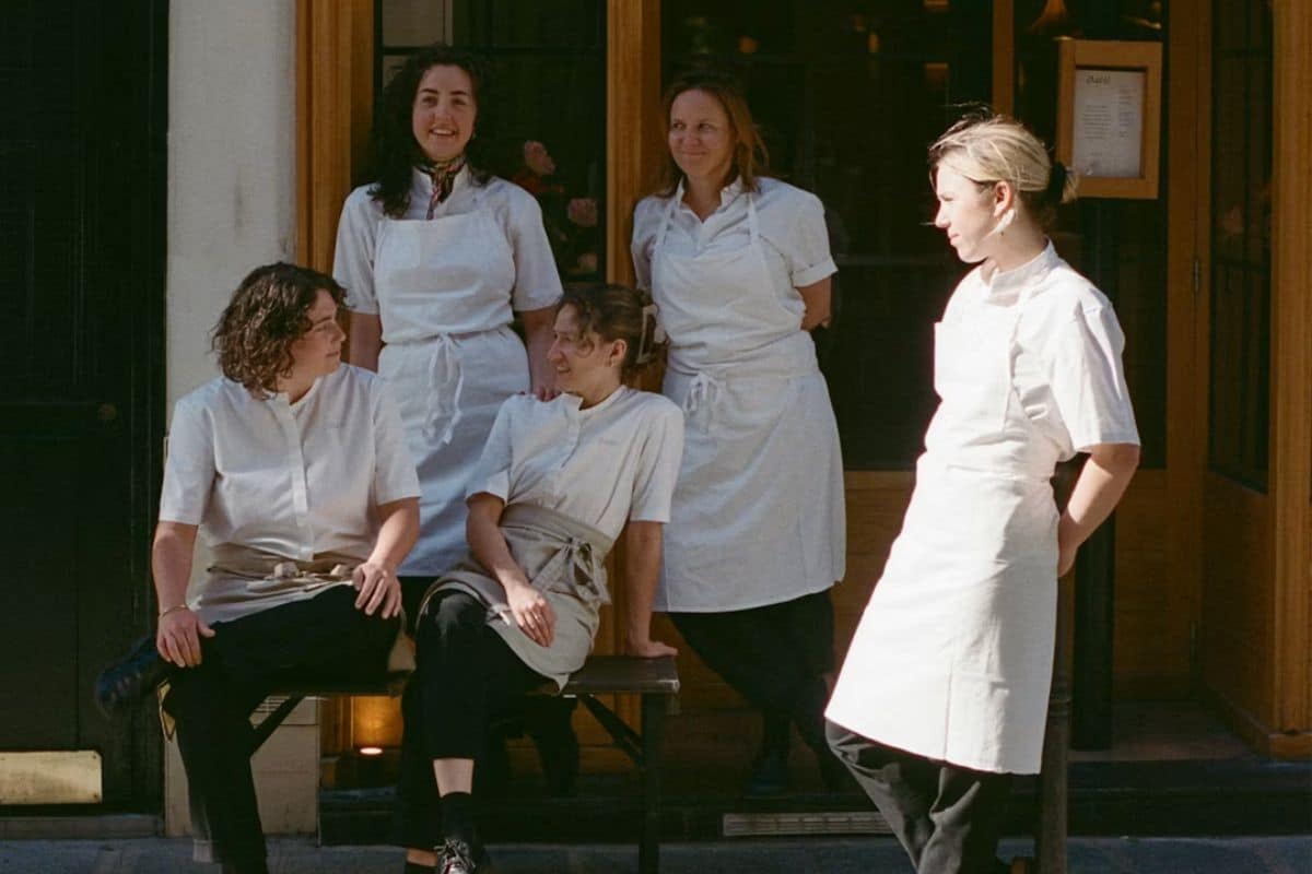 L'équipe du restaurant Datil réunie devant la façade du restaurant © Datil 
