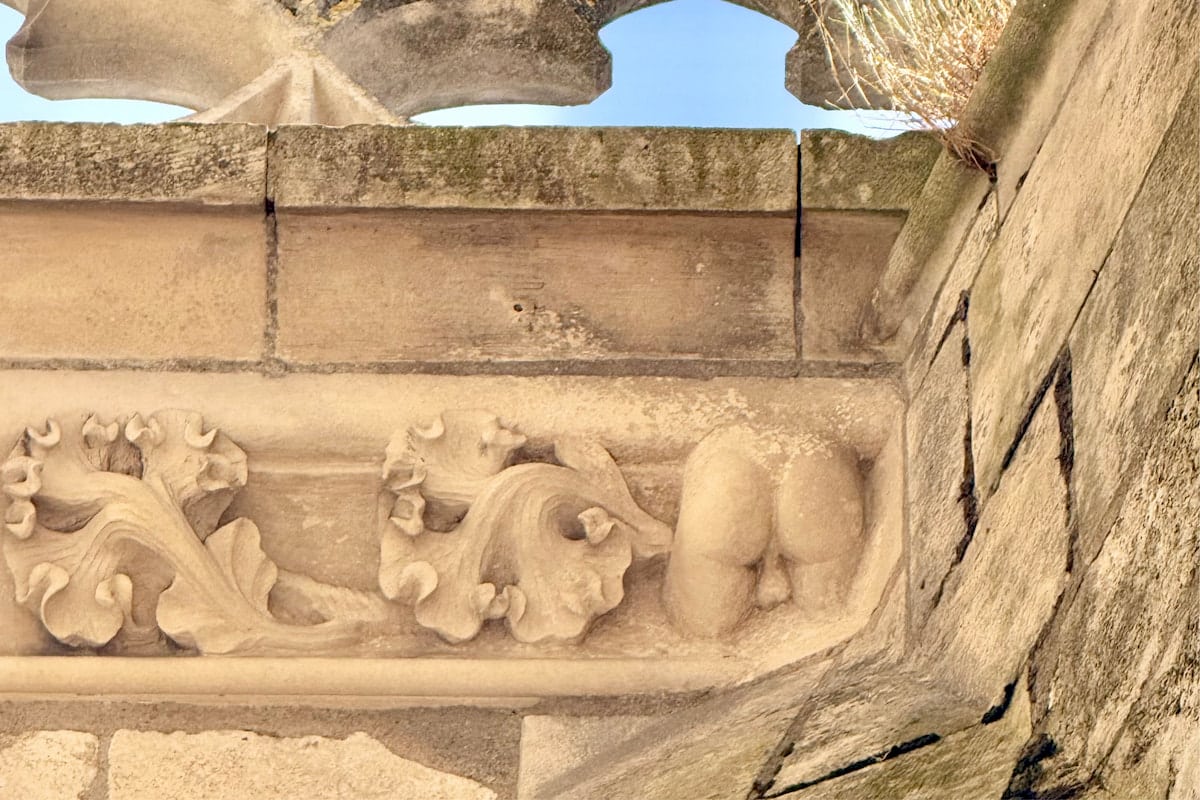 Sculpture représentant une paire de fesses sur la cathédrale de Bourges