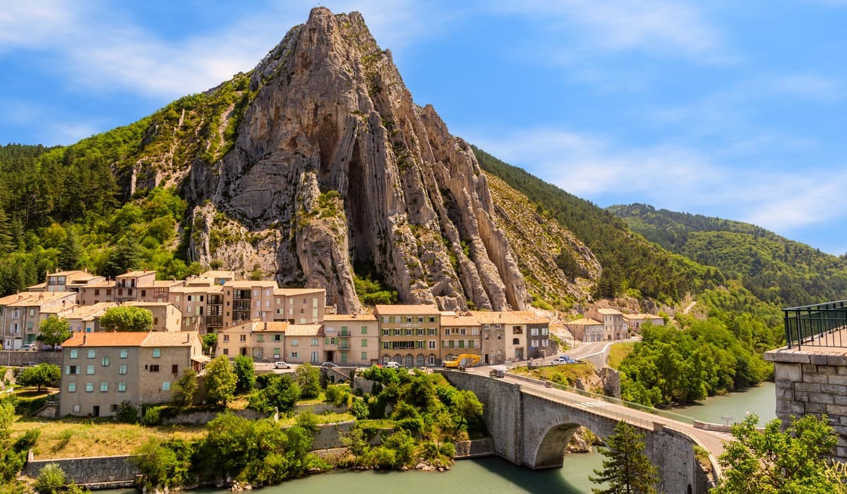 Sisteron et le rocher de la Baume, accessible en train ZOU! depuis Marseille 