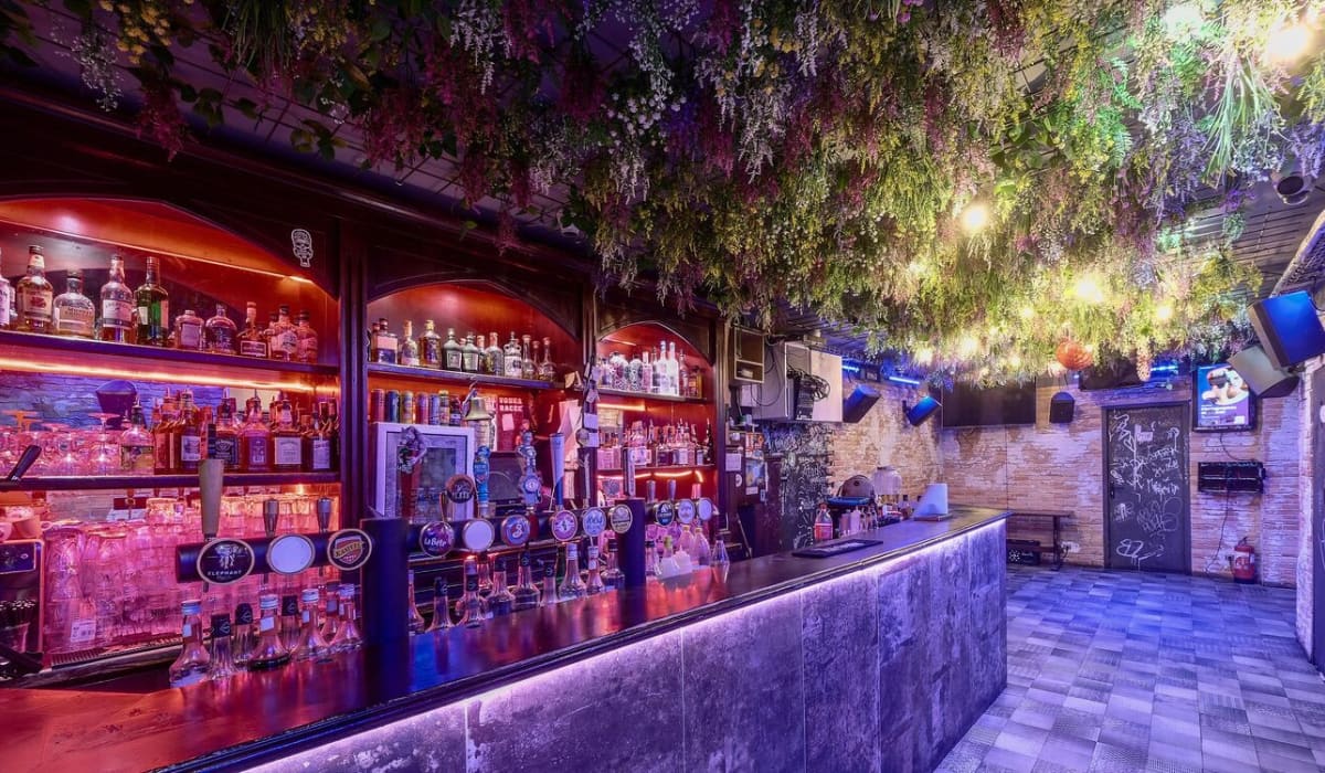 Bar du pub The Red Lion à Marseille
