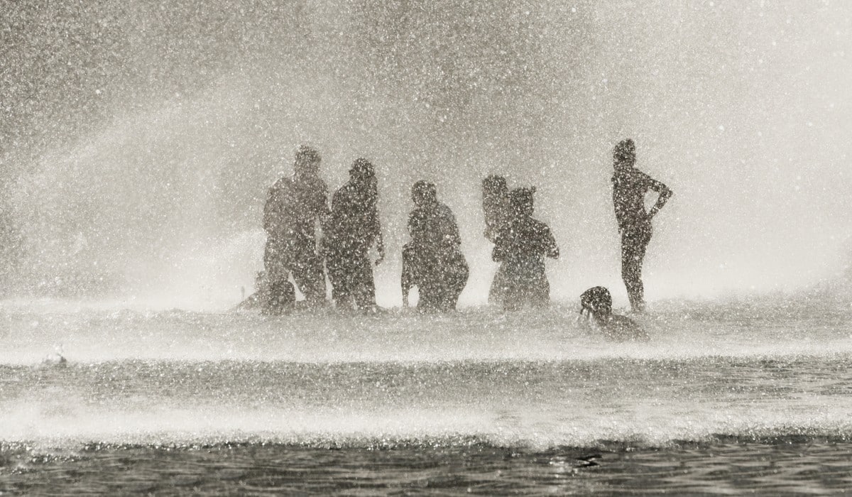 Baignade sauvage au Trocadéro pendant la canicule 