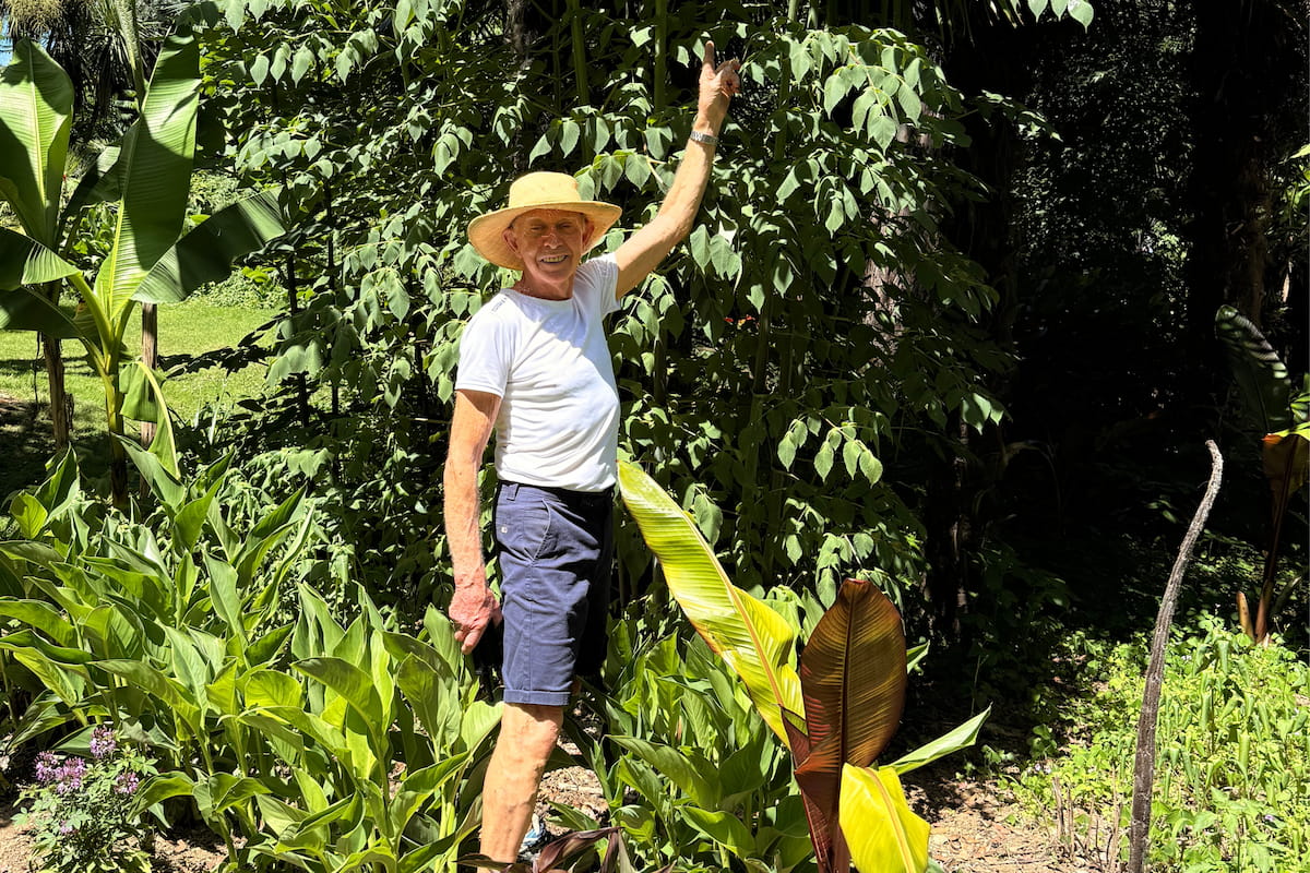 Michel Gicquel dans la végétation de Tropical Parc