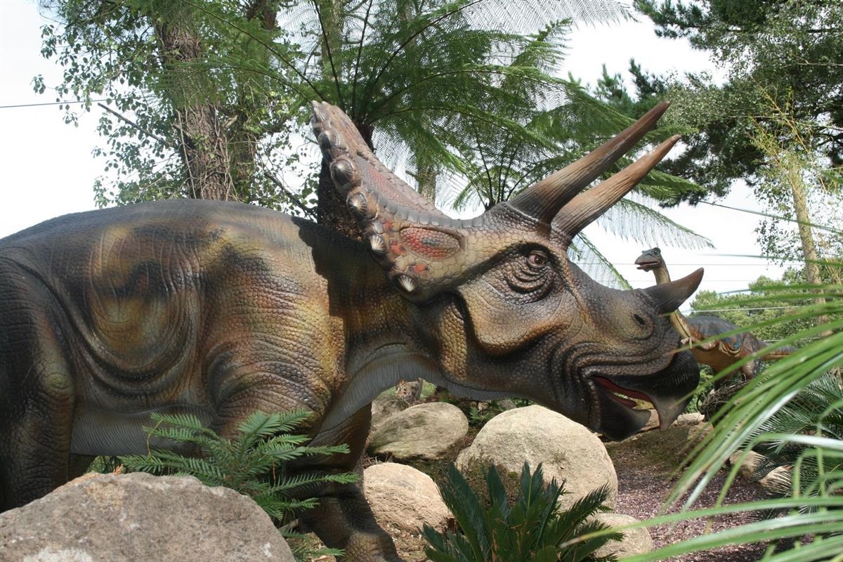 Dinosaure grandeur nature dans le Jardin du Jurassique de Tropical Parc