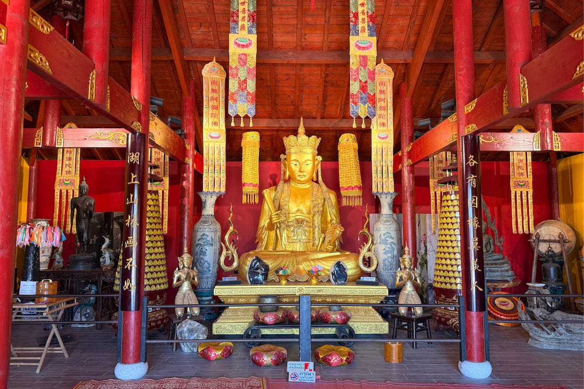 Intérieur d’un temple de Tropical Parc dans le Morbihan