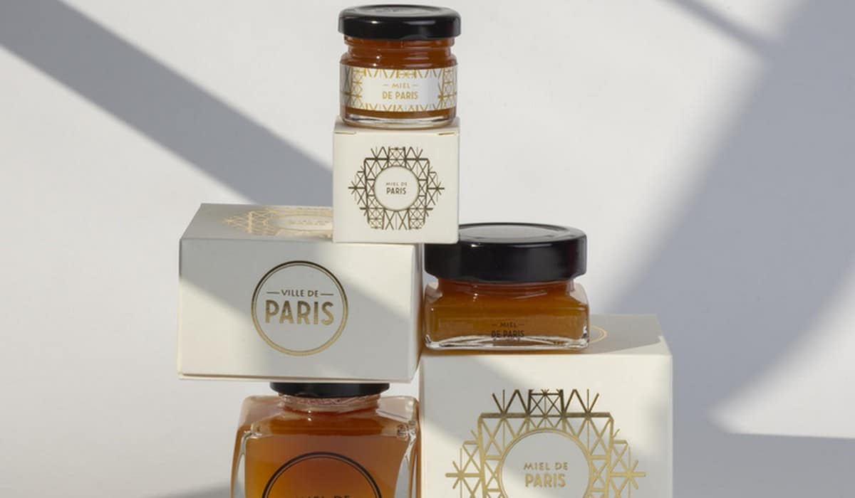 Paris la Boutique, photo officielle de la Ville de Paris avec le miel de Paris 