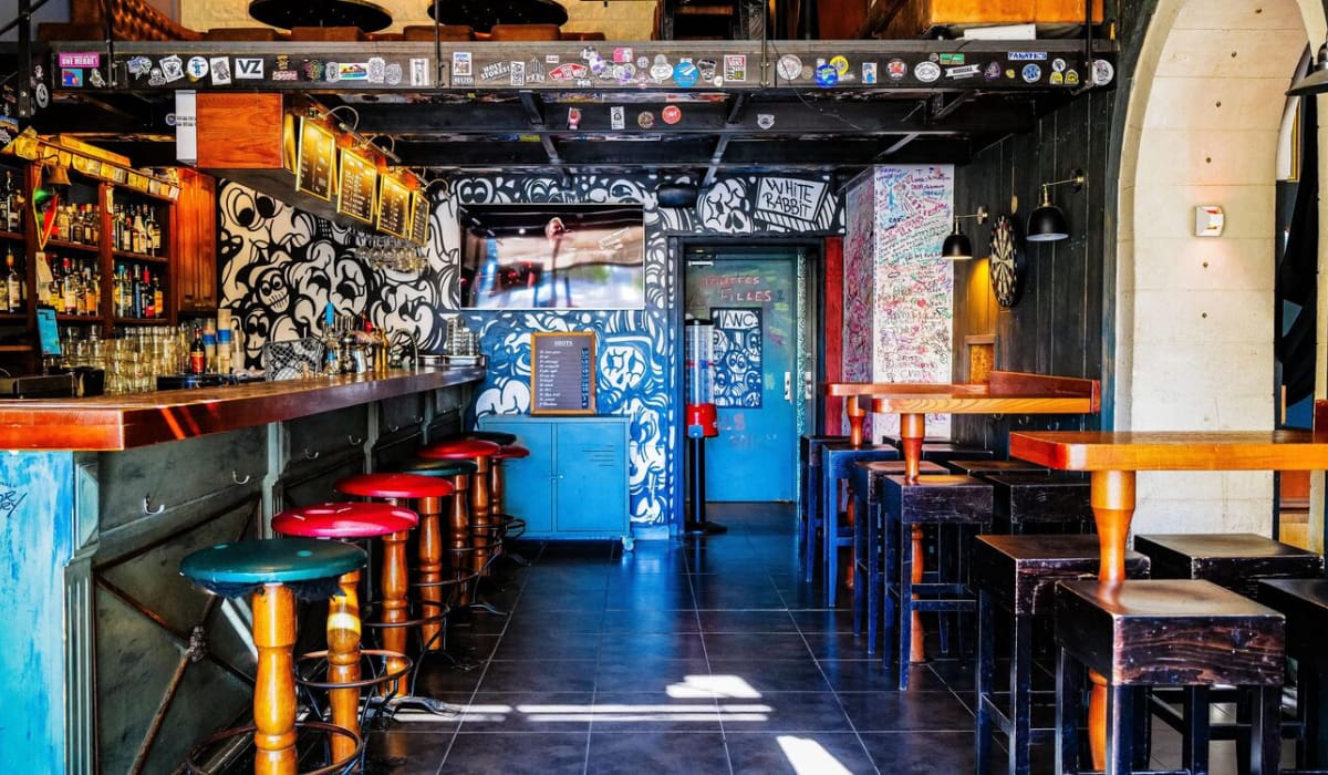 Intérieur du White Rabbit Rock Bar à Marseille