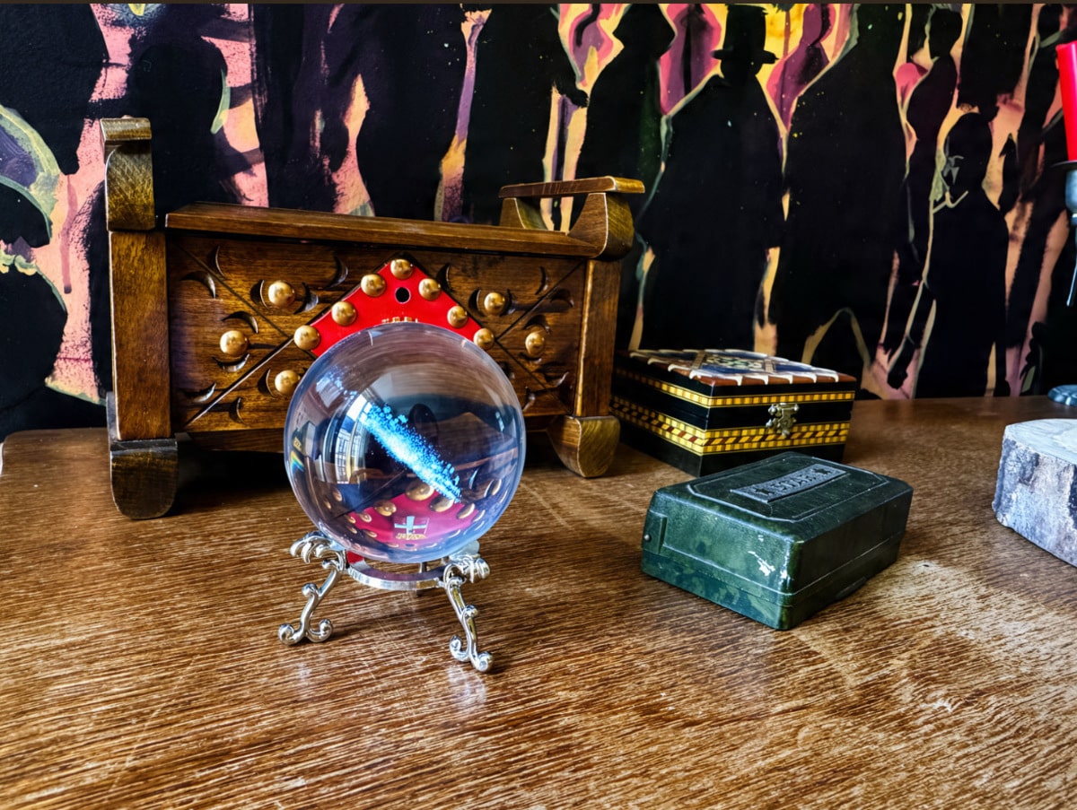 La boule de cristal vous aidera-t-elle à percer le mystère? @ElisaGoudou