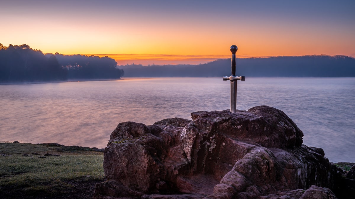 L'épée légendaire du roi Arthur se trouve au lac de Trémelin, à Iffendic (Ille-et-Vilaine), aux portes de Rennes. @AdobeStock