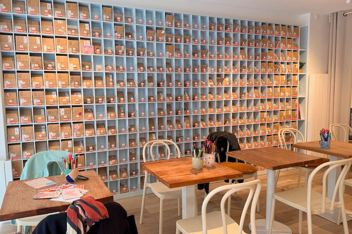 Mur rempli de lettres au Café Pli à Paris