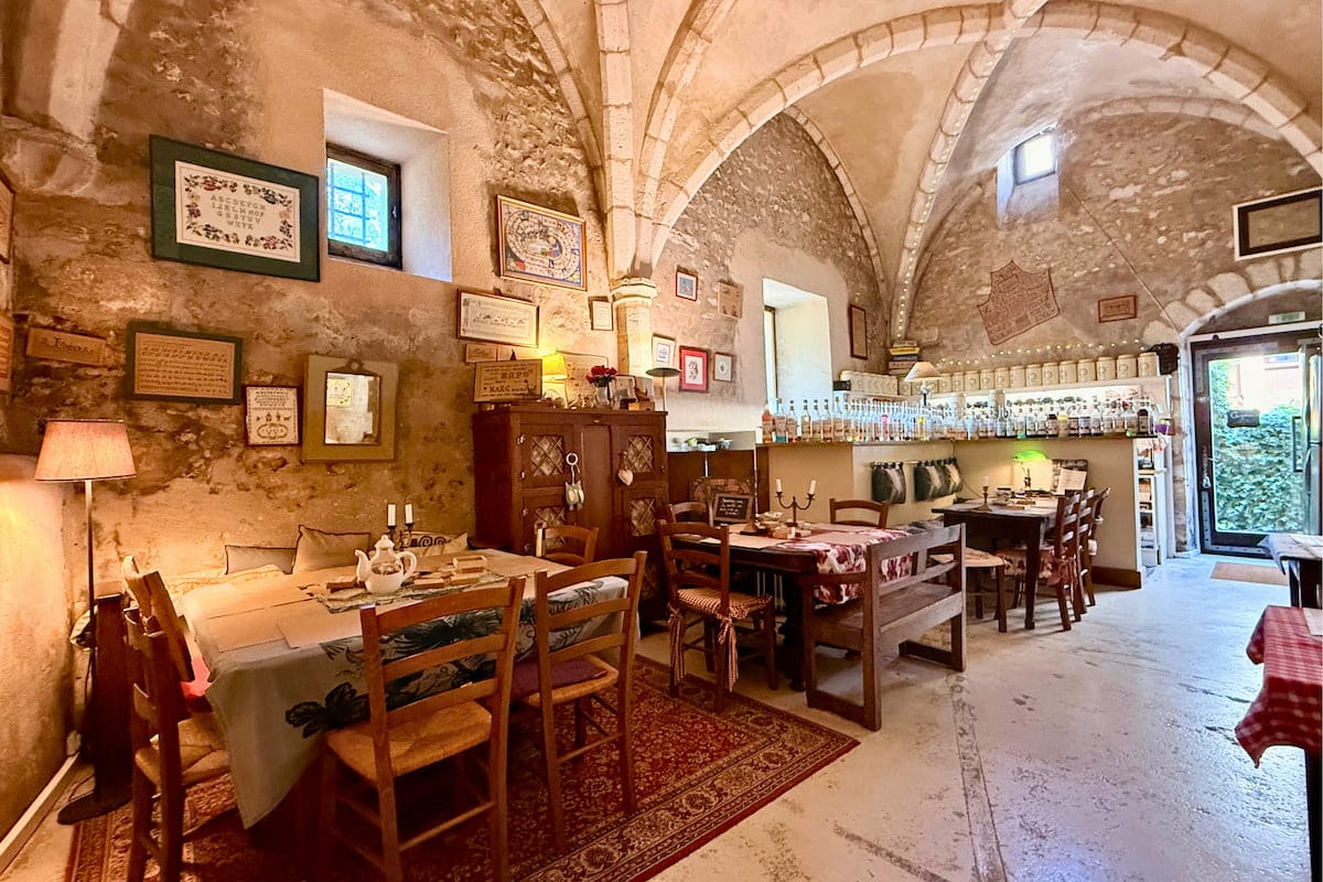 Intérieur voûté du salon de thé Cake Thé à Bourges