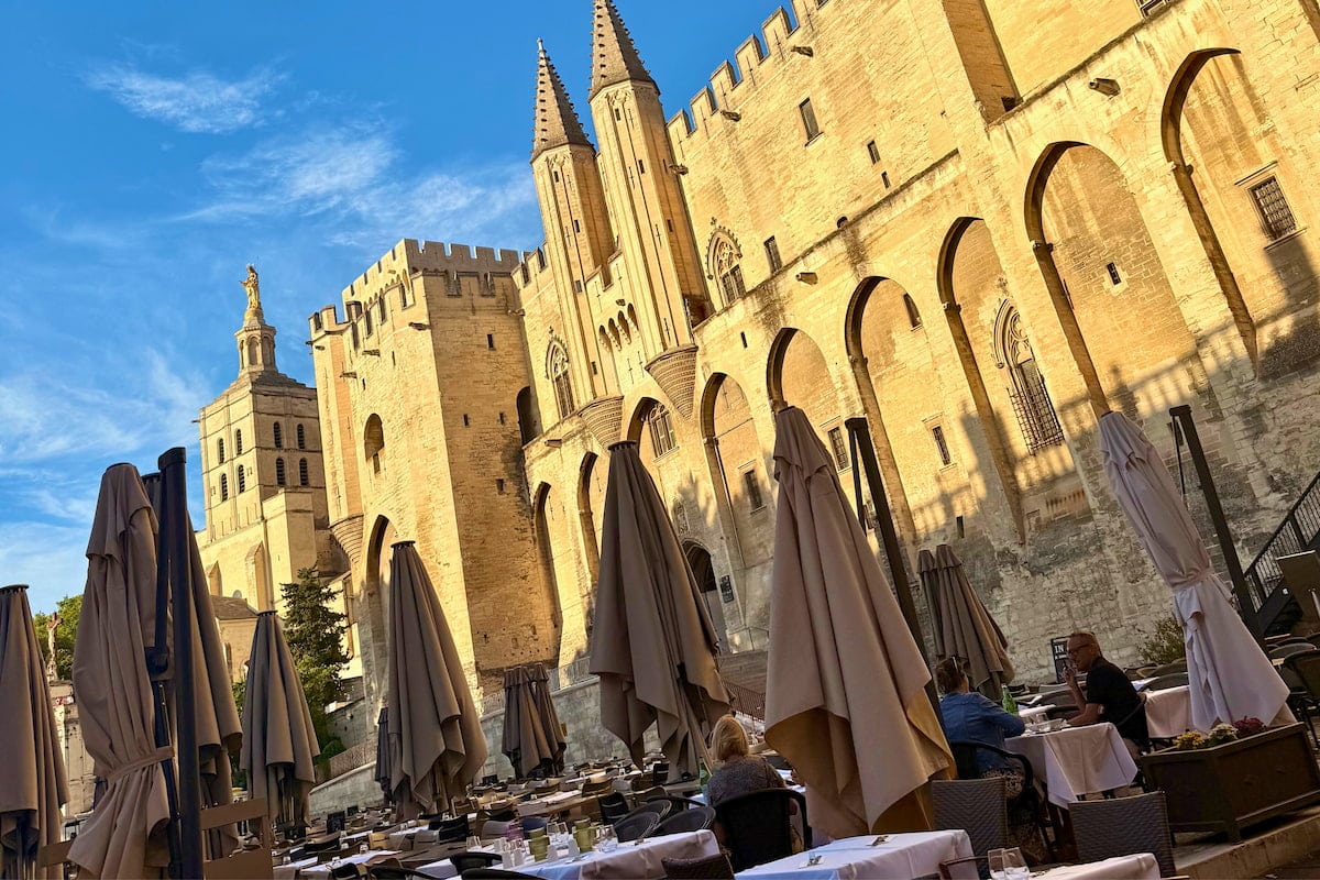 Terrasse du Carré du Palais au pied du Palais des Papes à Avignon