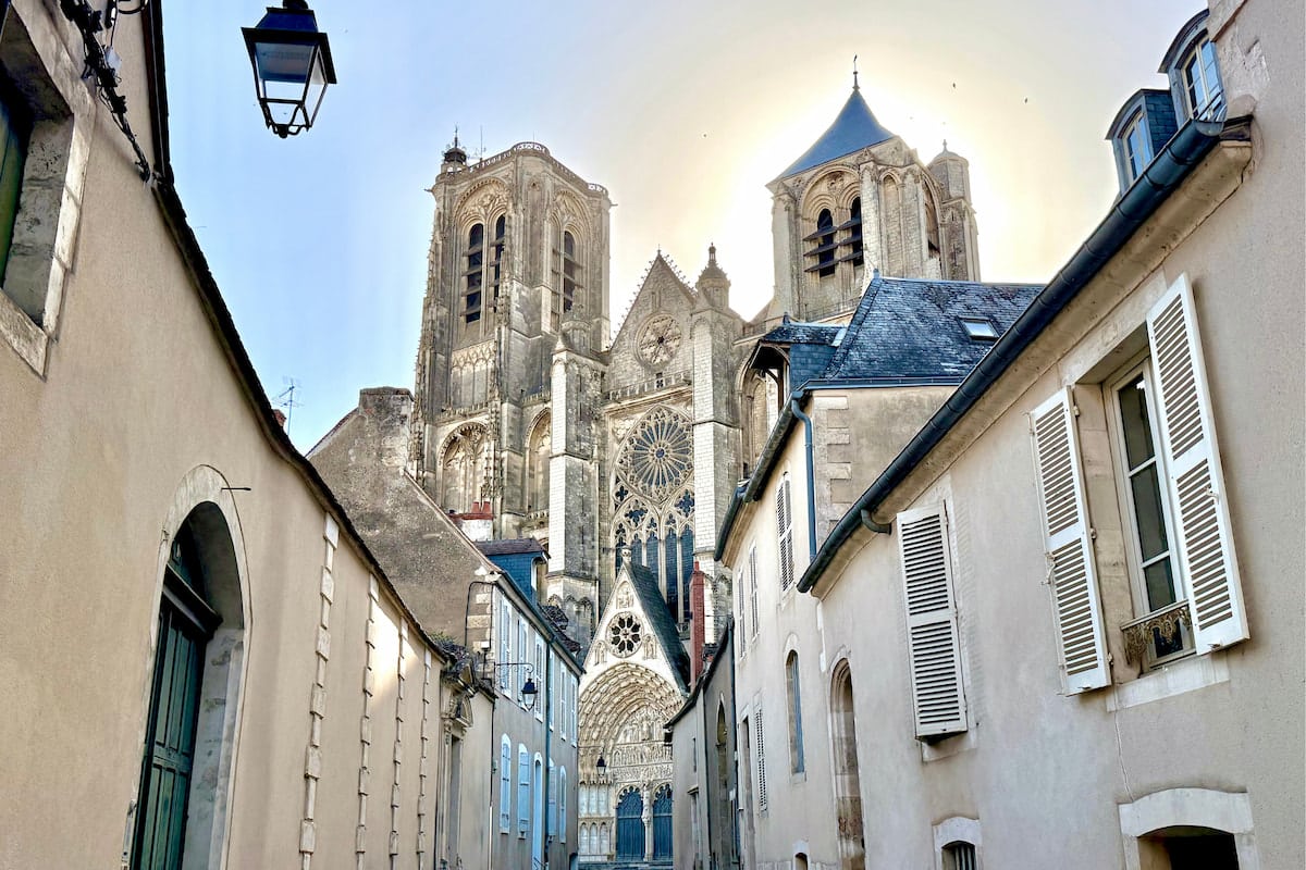 Cathédrale Saint-Étienne vue depuis une rue du centre historique de Bourges