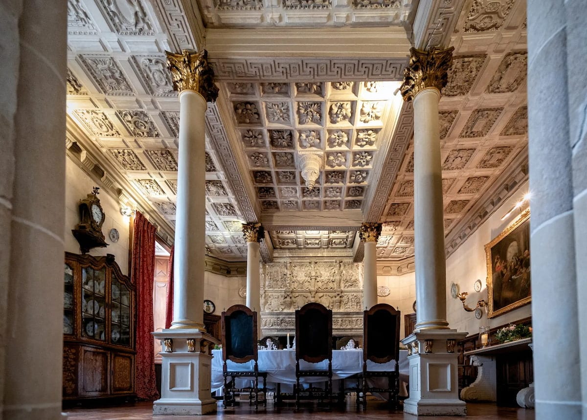 Salle à manger du château de Terre-Neuve avec plafond sculpté