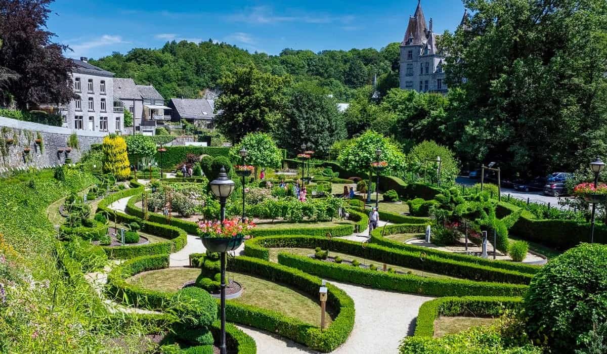 Parc des Topiaires à Derbuy avec le château en horizon