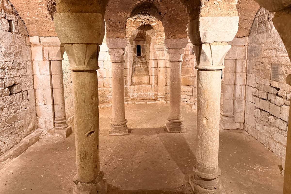 Colonnes et chapiteaux de la crypte romane de l’église Notre-Dame à Fontenay-le-Comte