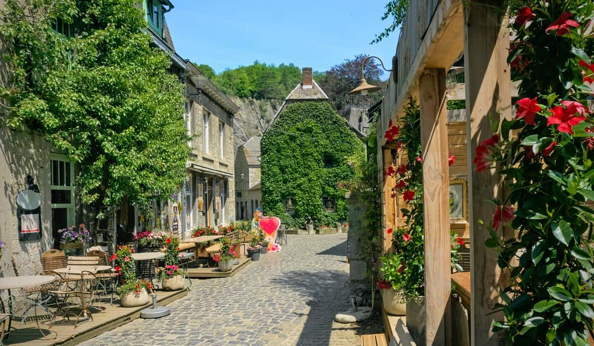Durbuy, ruelle pavée de la cité médiévale