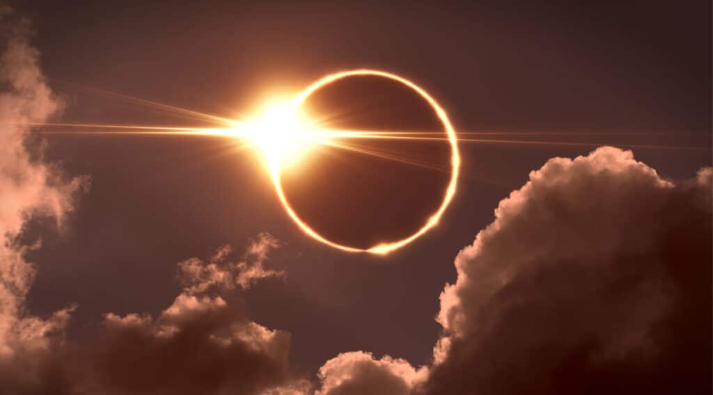 Éclipse solaire avec la Lune couvrant le Soleil