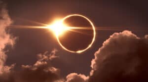 Éclipse solaire avec la Lune couvrant le Soleil