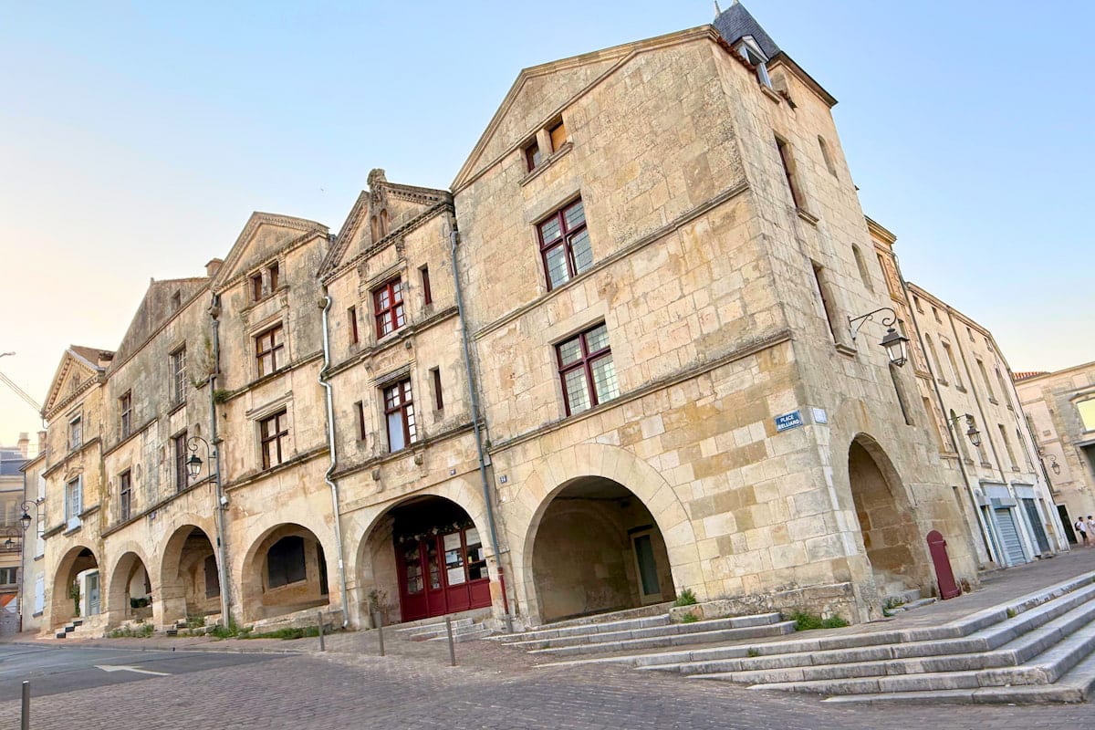 Bâtiments anciens à arcades dans le centre historique de Fontenay-le-Comte