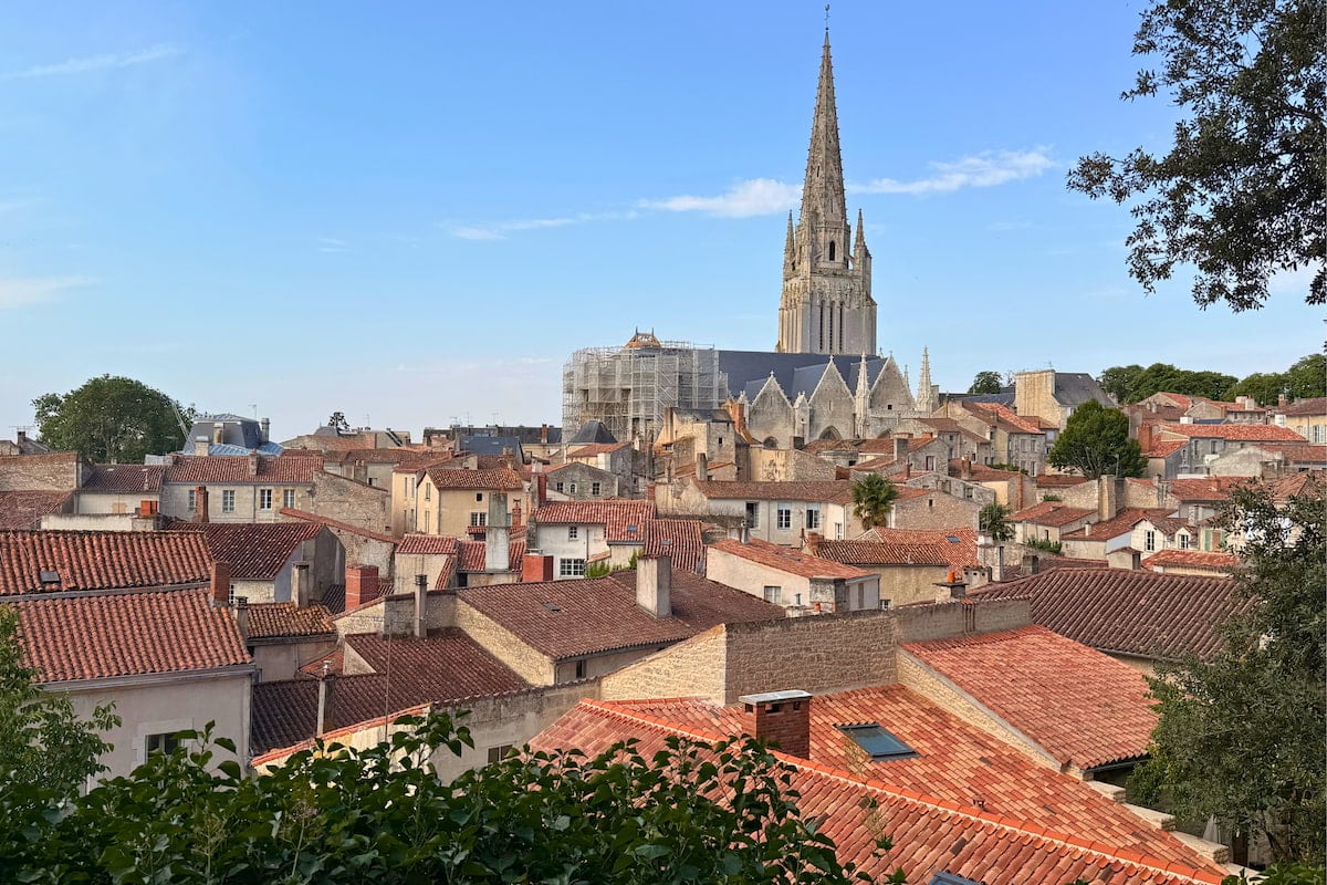 Vue sur les toits de Fontenay-le-Comte dominés par le clocher de l’église Notre-Dame
