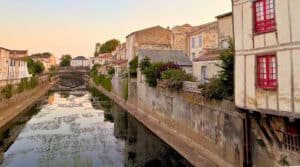 Vue sur les quais de la Vendée et les maisons anciennes de Fontenay-le-Comte au coucher du soleil