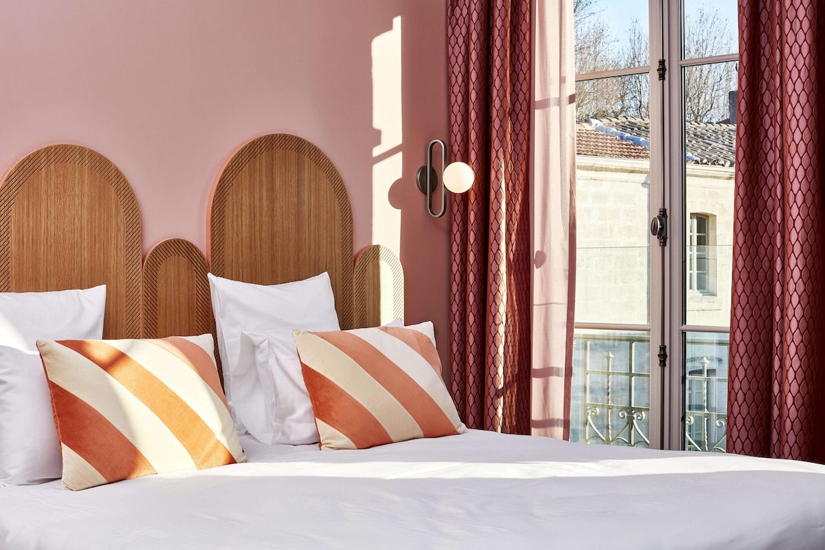 Chambre aux tons pastel de l’Hôtel de Cambis à Avignon