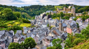 Vue sur Monschau (Montjoie) et son château dans l’Eifel en Allemagne