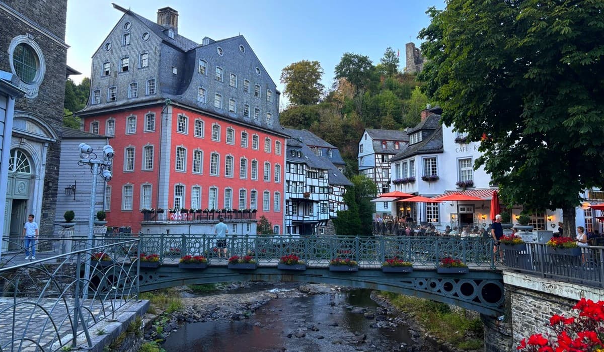 Montjoie : la maison rouge au bord de la Rur