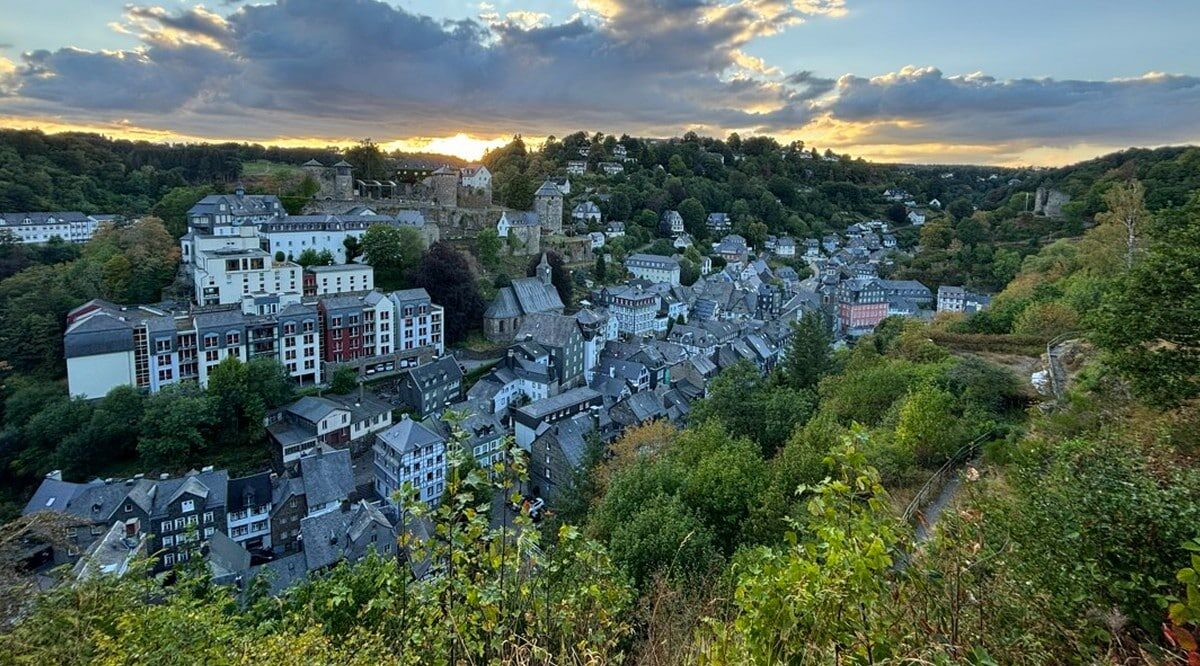 Montjoie : vue panoramique depuis les hauteurs des collines