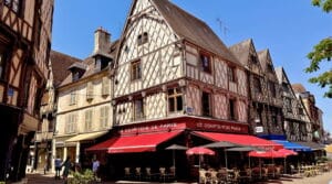 Maisons à pans de bois et terrasses sur la place Gordaine à Bourges