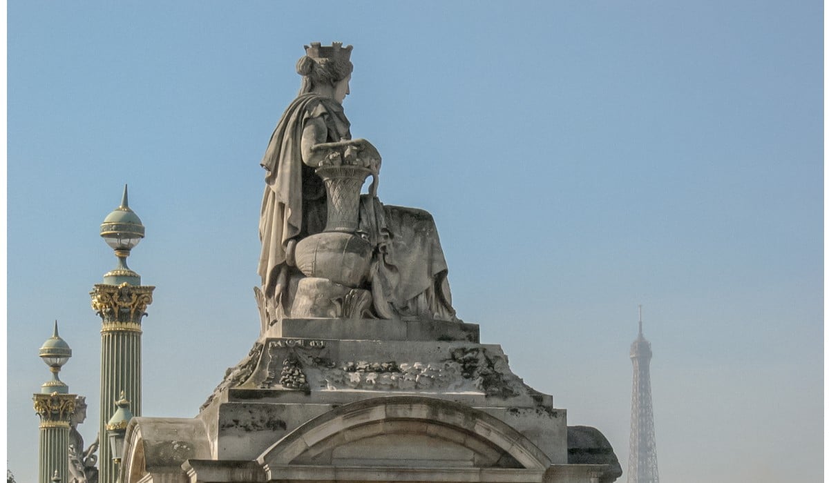 Place de la Concorde, statue placée sur une guérite